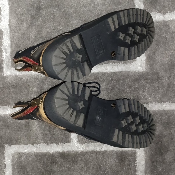 Stylish Black and Tan Women's Boots size 10. Steve Madden - Picture 7 of 8